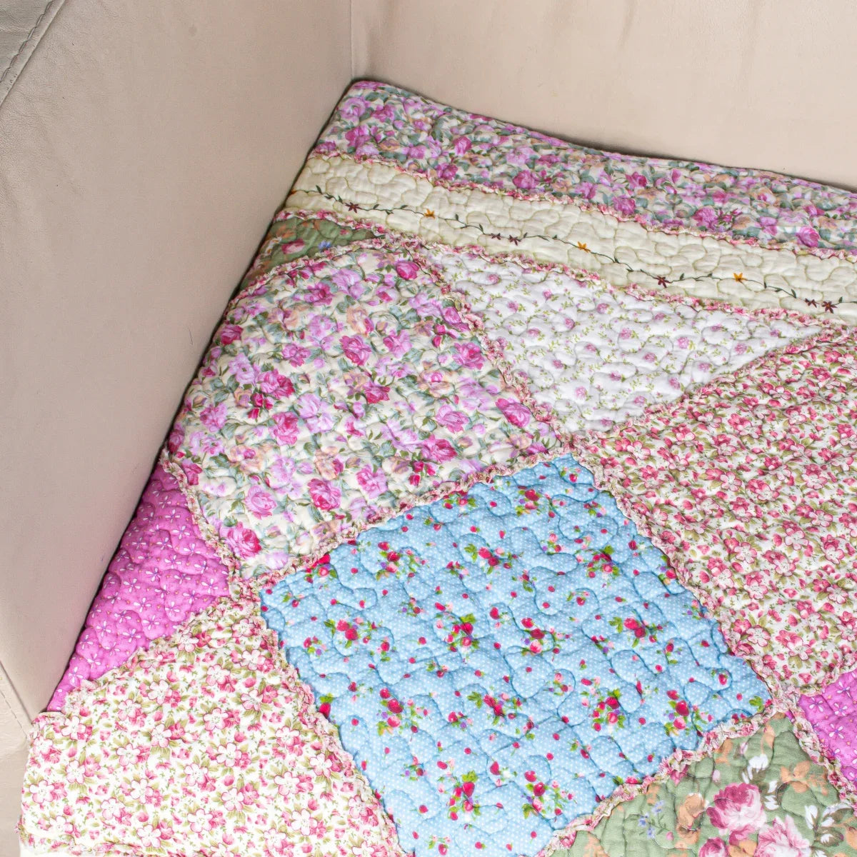 Cuvertura Canapea, Naimeed D4905M, 70x210cm, poliester, pufoasa, matlasata,cu model floral Roz