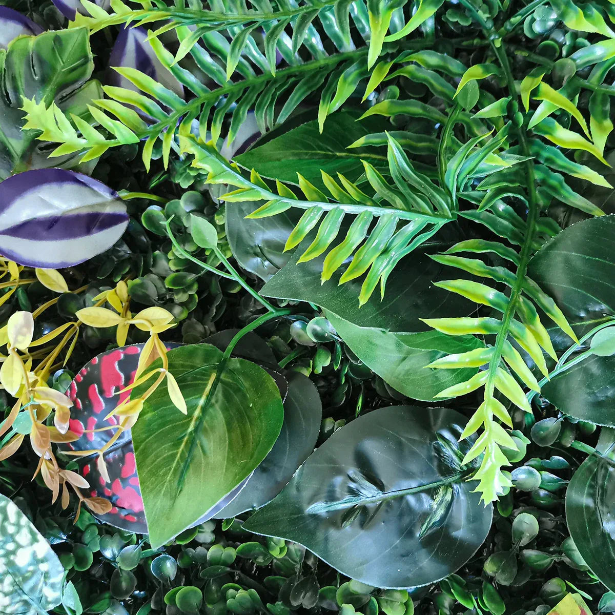 Panou verde din plante artificiale, cu frunze rosii, Naimeed D4981
