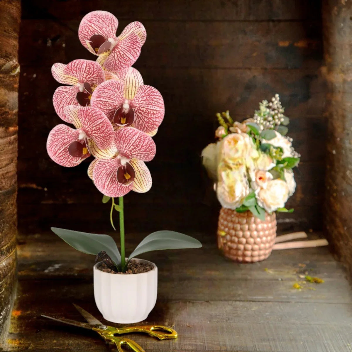 Orhidee cu aspect natural in ghiveci ceramic, 42 cm, Naimeed D6879, Roz