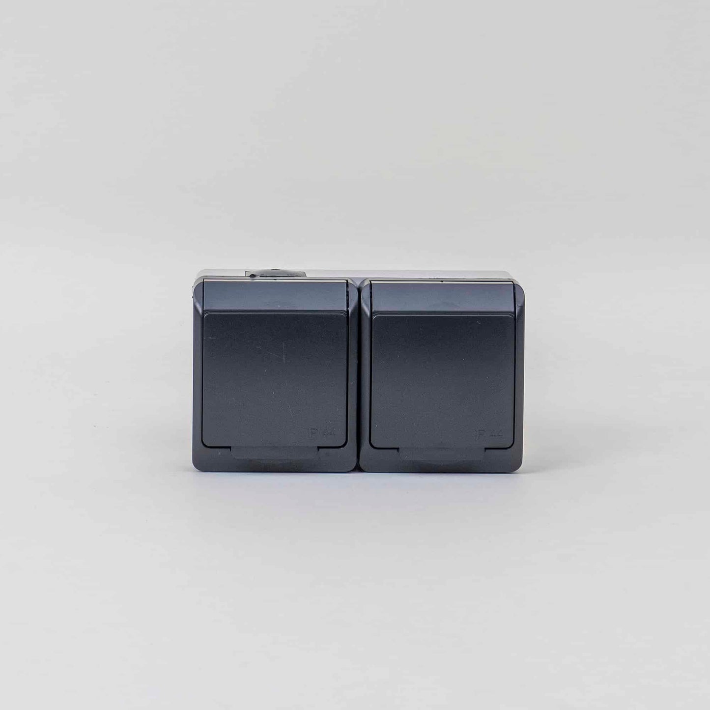Priza dubla cu capac negru HERMES, 16A/250, IP44 / ELPL-0325-07