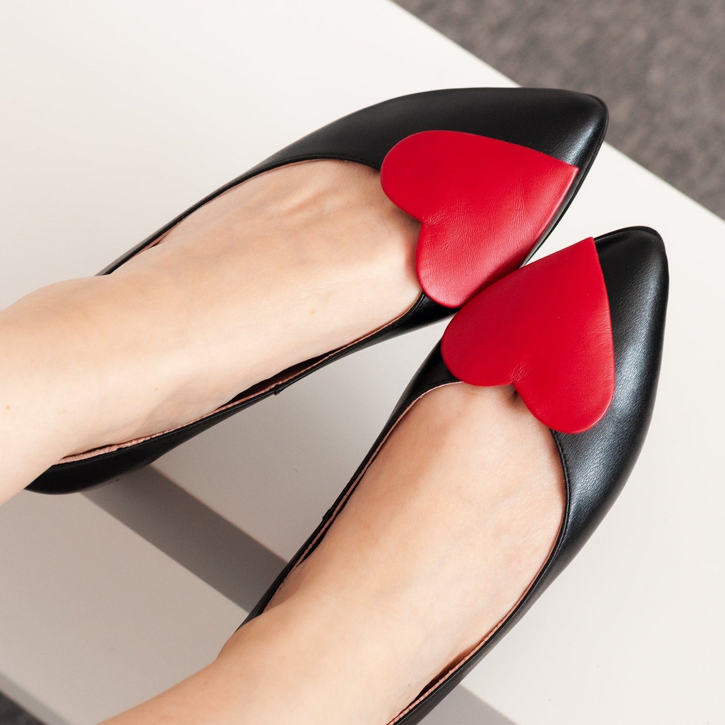 Balerini din piele naturala neagra cu inimi rosii Romy